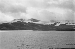Fjord : Fjord in Norwegen. Am gegenüberliegenden Ufer ein Bergmassiv mit vereisten Bergkuppen.