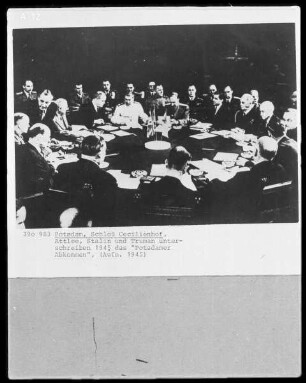 Potsdam, Schloß Cecilienhof. Attlee, Stalin und Truman unterschreiben das Potsdamer Abkommen