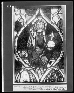 Mittleres Chorfenster mit Szenen aus dem Leben Jesu und Königs- und Prophetenreihe — Mittlere Fensterbahn mit Königen und Propheten — Salvator Mundi