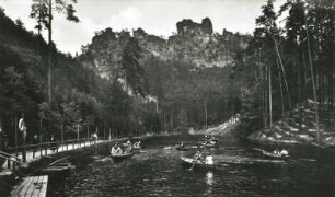 Sächsische Schweiz, Rathener Gebiet. Amselsee mit Ruderbooten. Blick von der Staumauer gegen die Lokomotive