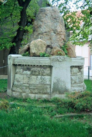 Kriegerdenkmal 1. WK, Findlinge auf gemauertem runden Sockel
