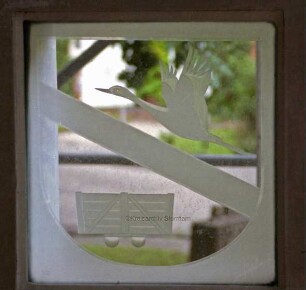 Kreistagssitzungssaal: Fensterfront: Wappen der Gemeinde Nienwohld