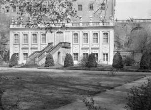 Weesenstein. Schloss, Blick aus dem Park zum Schloss : Müglitztal-Weesenstein, Schloßgarten. Weg im Park (um 1780) und Schloß (Gründung um 1200, Ausbau A. 15. Jh., bezeichnet 1781), sogen. Unterschloß (E. 16./A. 17.Jh., 1575)