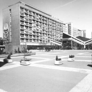 Cottbus-Mitte, Stadtpromenade. Wohnscheibe (1970; W. Fichte, H.-G. Vollmar). Ansicht von Südost