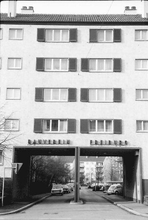 Freiburg; Stühlinger: Wohnhäuser des Bauvereins; Toreinfahrt Schenkstraße; von der Eschholzstraße