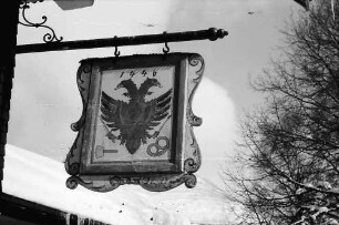 Hinterzarten: Aushängeschild des Gasthauses zum Adler mit Eiszapfen am Dach