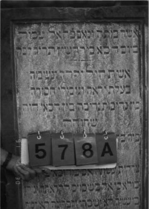 Grabstein 578 (Index: 99790967) Maße HxBxT: 141x67x41 cm Symbolik: nach unten gehaltene Fackeln: Grabstein 578A (Nachholaufnahme)