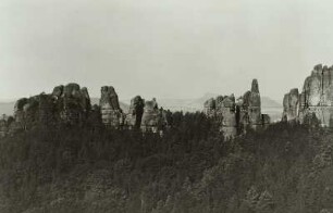 Sächsische Schweiz. Schrammsteinkette vom Vorderen Torstein bis zu den Ostertürmen. Blick von 0sten