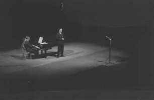 Moissejew-Ensemble im Admiralspalast : Auftritt eines Sängers mit Klavierbegleitung