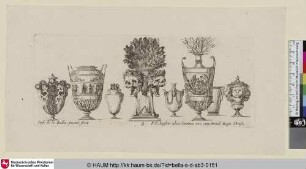 Acht Vasen unterschiedlicher Ausfertigung; im Zentrum schmuckvolle Vase mit Sanduhr, Totenschädel und knöcherndem Gehäuse.