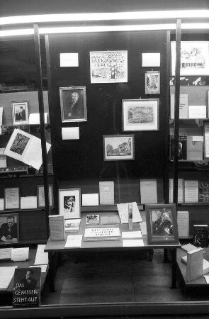Freiburg: Reinhold Schneider-Dokumentation, im Schaufenster der Buchhandlung Herder