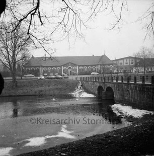 Schlossbrücke: Schlossgraben: hinten Marstall, Lübecker Straße / B 75, Parkplatz