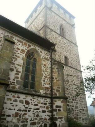 Dagobertshausen-Evangelische Kirche - Kirchturm (gotische Gründung - einst Wehrplattform mit Zinnenkranz) von Nordosten mit Langhausansatz (halbrunder Treppenturm zu den Emporen) über Kirchhof