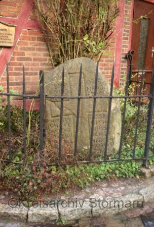 Ratzeburg (Kreis Herzogtum Lauenburg): Domhof: Heinrichstein