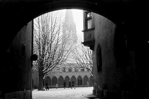 Freiburg i. Br.: Blick durch Bogen vom Rathaus zum Kreuzgang