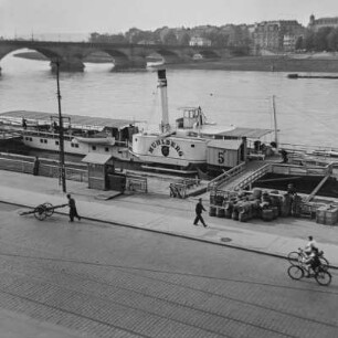 Dresden-Altstadt. Anlegestelle des Raddampfers "Mühlberg", Terrassenufer
