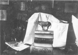 Interieur mit Nashorn-Statuette : Interieur mit Nashorn-Statuette (mit Hintergrundabdeckung für die Aufnahme, vor 1945; E. Richter) in der Wohnung der Bildhauerin in Dresden