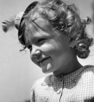Kinderbilder. Kleines Mädchen mit Hütchen