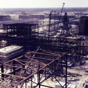 Bau des Gaskombinates Schwarze Pumpe. Stahlkonstruktion. : Twar płunokombinata Čorna Pumpa. Woclowa konstrukcija.