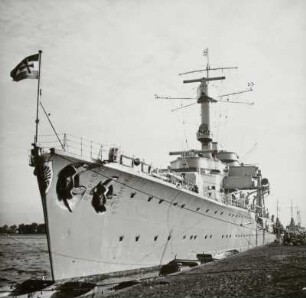 Leichter Kreuzer (Königsberg-Klasse) der Reichsmarine am Kai : Swinemünde. Leichter Kreuzer (Königsberg-Klasse) der Reichsmarine am Kai