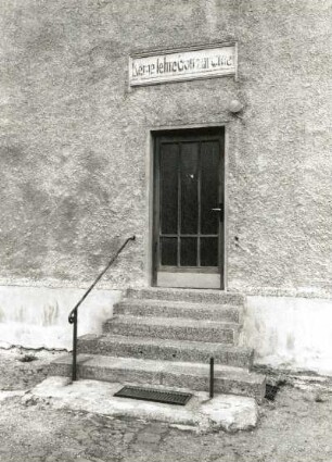 Otterwisch-Großbuch, Schulgasse. Alte Schule (19. Jh.), Eingang mit Inschrifttafel