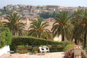 Vence - Blick über die Stadt : Kleinstadt Vence, bei Nizza, vorn der Garten des Henri-Matisse-Museums (Kapelle), aufgenommen im April 2006