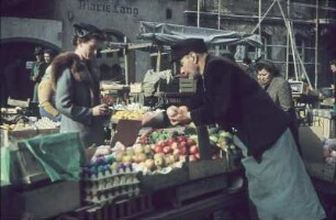 Freiburg. Marktstände auf dem Münsterplatz