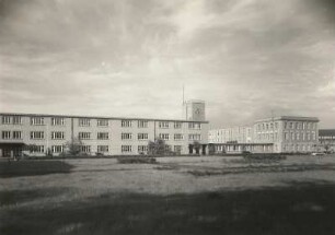 Senftenberg. Ingenieurschule für Braunkohlenbergbau. Zweckbauten. Ansicht über eine Wiese