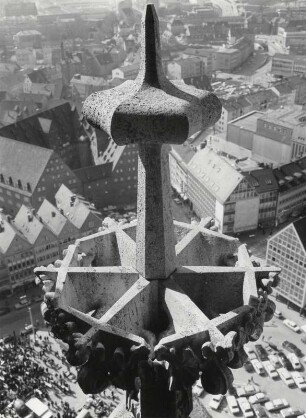 Blick vom reichverzierten Kirchturm auf Ulm