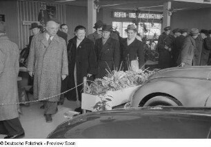 Besucher vor einem Messestand mit Automobilen des VEB Eisenacher Motorenwerke (EMW)