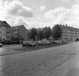 Bernau. Berliner Straße/Ecke Weißenseer Straße. Blick über einen Parkplatz gegen Neubaublöcke eines Wohngebietes (1955/1956). Ansicht aus der Weißenseer Straße