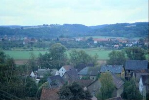 Blick vom Kirchturm auf den alten Edelhof (Vordergrund), Saaletal, Kleineutersdorf