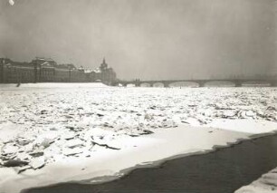 Dresden. Blick vom Altstädter Ufer über die vereiste Elbe gegen Ministerien und Carolabrücke