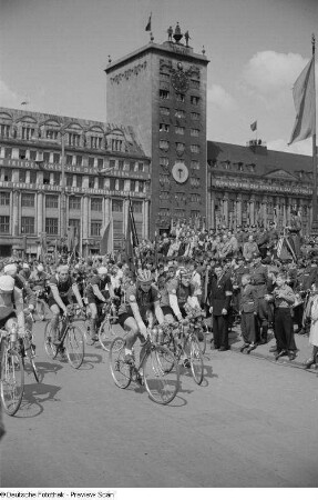 Radrennfahrer auf dem Karl-Marx-Platz (heutiger Augustusplatz)