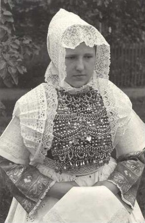 Brautführerin aus Seidewinkel : Kleidung - Hoyerswerdaer Tracht. Ort: Židźino / Seidewinkel. Brautführerin (zamama) oder eine verheiratete Taufpatin.