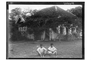 Diener Kurt Beyers : "Thailand. Dr. Kurt Beyers ""Boys"" vor seinem Haus, 1908/1913"
