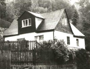 Schwarzenberg. Wohnhaus, Hammerweg 9. Straßenansicht mit Einfriedung