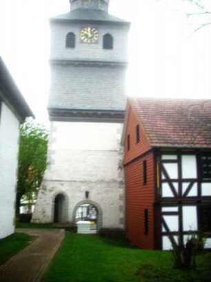 (Kirche Sankt Nikolai)-Kirchhof im Westen mit Torturm (Kampanile mit Durchfahrt) und Gebäude im Nordwesten