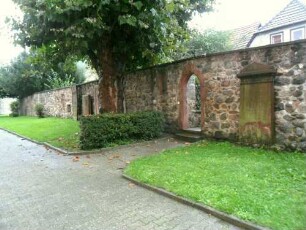 Kirchhof im Osten mit Kirchhofmauer im Verlauf (mit Durchgang zum ehemaligen Pfarrhaus)