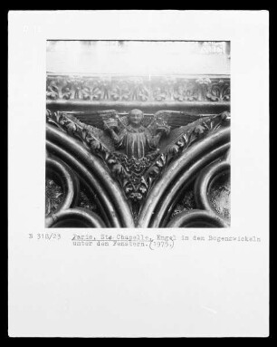 Bogenreliefs: Engel — Ein Engel hält zwei Kronen