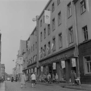 Freiberg. Kaufhaus "Konsum Warenhaus" mit Blick auf Häuserfront des Obermarktes im Hintergrund