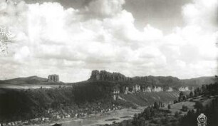 Sächsische Schweiz. Elbtal mit (Bad Schandau-) Postelwitz gegen Hohe Liebe und Schrammsteine. Blick von der Berthelthöhe nach Osten