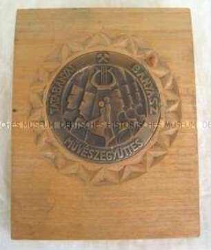Plakette der ungarischen Stadt Tatabánya (in ungarischer Sprache)
