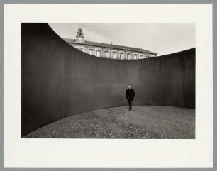 Richard Serra vor der Skulptur Naples, Piazza del Plebiscito, Neapel