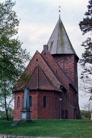 Hauptstraße 59: evangelische Kirche: Blick von Nordosten: davor Kirchhof, Ehrenmal 1848/51 - 1870/71: 28. April 1994