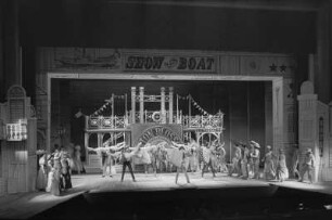 Szenenbilder aus "Show Boat", Musical von Jerome Kern mit Libretto von Oscar Hammerstein. Metropol-Theater Berlin, Premiere 20.12.1974