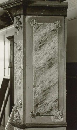Küchenschrank, ölbemalt, Neugersdorf, um 1790 : Detail einer falscher Übermalung in der Restaurierung