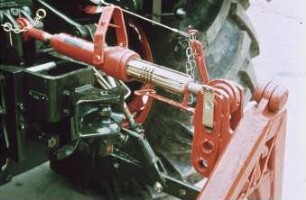 Fotografie: Antriebs- und Anbausystem, Dreipunktaufhängung, Weiste- Dreieck, Oberlenker