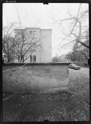 Dresden-Striesen, Altenberger Straße 25. Wohnhaus mit Läden (Parsifalapotheke, um 1900). Seitenansicht von Südost