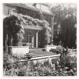 Garten Dr. Voss: Wohnhaus Terrasse und Treppe zum Sommergarten